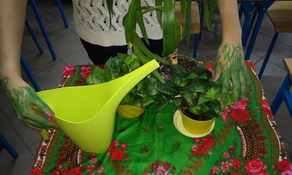 to have green fingers